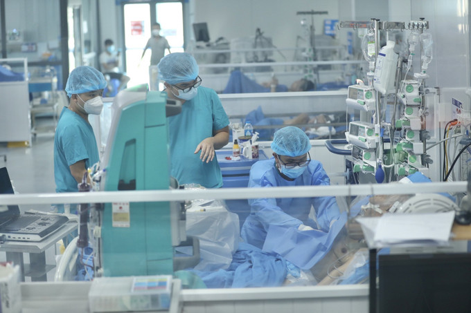 Các bác sĩ điều trị cho bệnh nhân COVID-19 nặng. Ảnh: Minh Quyết - TTXVN Cả nước chỉ có gần 30 ca mắc mới COVID-19 trong ngày 14/1 ảnh 1