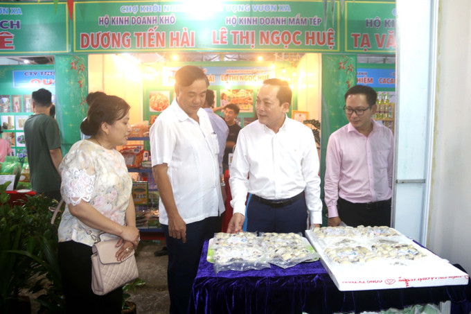 Đại biểu tham quan các gian hàng tại hội chợ. Ảnh: Thanh Hòa - TTXVN Khai mạc hội chợ mua sắm cho lễ hội Ok Om Bok ảnh 1