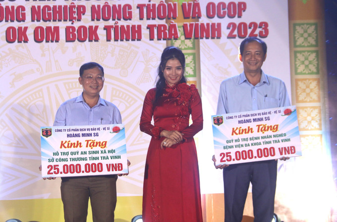 Công ty cổ phần Dịch vụ bảo vệ- vệ sĩ Hoàng Minh SG trao tặng 25 triệu đồng cho Quỹ hỗ trợ bệnh nhân nghèo Bệnh viện Đa khoa tỉnh Trà Vinh và 25 triệu đồng cho Sở Công Thương thực hiện các hoạt động an sinh. Ảnh: Thanh Hòa - TTXVN Khai mạc hội chợ mua sắm cho lễ hội Ok Om Bok ảnh 5