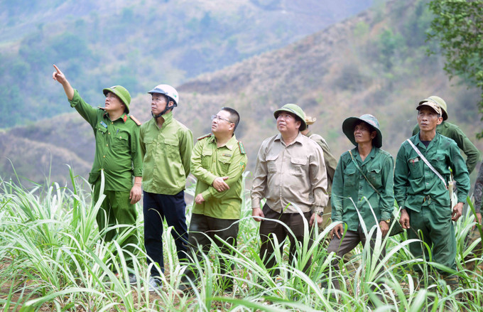 Lãnh đạo UBND huyện Yên Châu và các lực lượng chức năng có mặt tại hiện trường chỉ đạo chữa cháy rừng. Ảnh: Quang Quyết -TTXVN Sơn La khoanh vùng, khống chế vụ cháy rừng tại xã Chiềng Đông ảnh 3