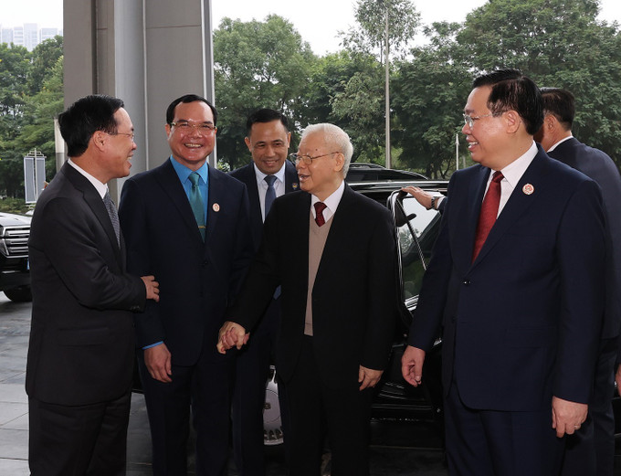 Tổng Bí thư Nguyễn Phú Trọng, Chủ tịch nước Võ Văn Thưởng, Chủ tịch Quốc hội Vương Đình Huệ đến dự Phiên trọng thể Đại hội XIII Công đoàn Việt Nam. Ảnh: Trí Dũng – TTXVN Khai mạc trọng thể Đại hội Công đoàn Việt Nam lần thứ XIII, nhiệm kỳ 2023-2028 ảnh 1
