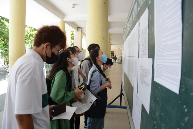 Thí sinh tìm phòng thi tại điểm thi trường THPT Trần Phú (Đà Nẵng). Ảnh: Văn Dũng - TTXVN Kỳ thi tốt nghiệp THPT 2023: Hơn 1 triệu thí sinh làm thủ tục dự thi ảnh 1