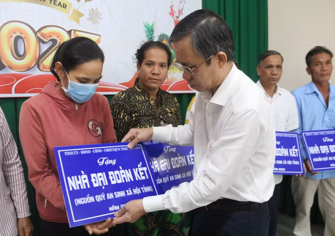 Trà Vinh bàn giao nhà Đại đoàn kết và tặng quà các gia đình chính sách ảnh 1