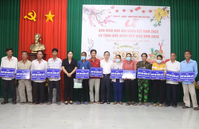 Trà Vinh bàn giao nhà Đại đoàn kết và tặng quà các gia đình chính sách ảnh 2