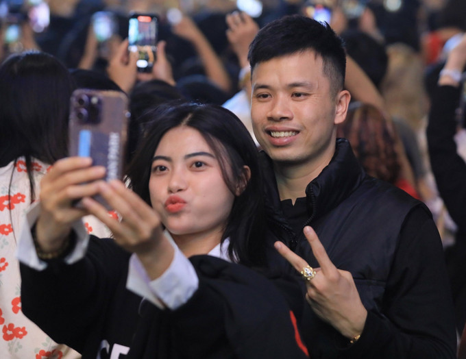 Đôi bạn lưu lại kỷ niệm năm mới 2024. Ảnh: Hoàng Hiếu - TTXVN Chào năm mới 2024 ảnh 5