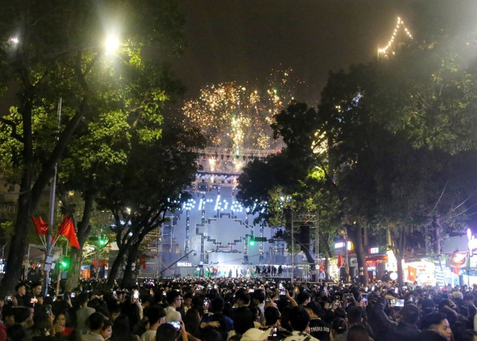 Giây phút bước sang năm mới 2024 tại Quảng trường Đông Kinh Nghĩa Thục (Hà Nội). Ảnh: Tuấn Đức - TTXVN Chào năm mới 2024 ảnh 3