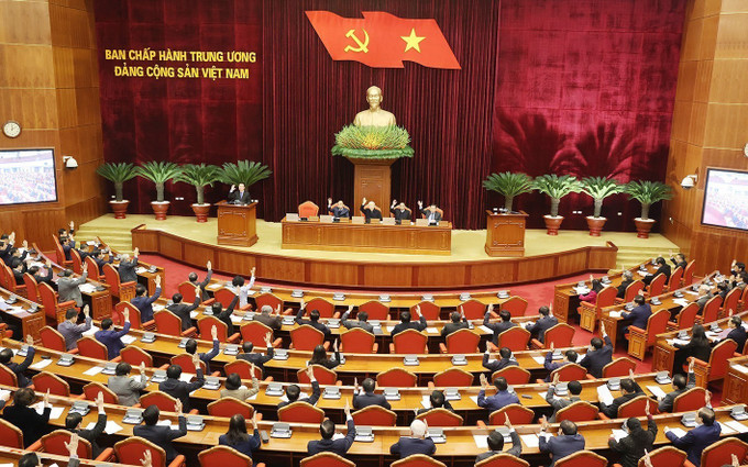 Các đại biểu biểu quyết thông qua chương trình hội nghị. Ảnh: Trí Dũng - TTXVN Ban Chấp hành Trung ương Đảng đồng ý để đồng chí Nguyễn Xuân Phúc thôi giữ các chức vụ ảnh 1
