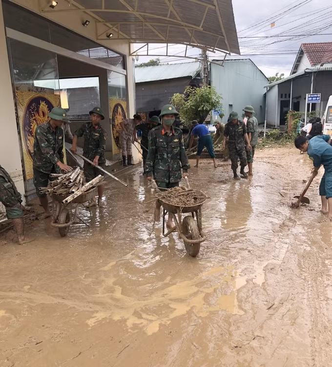 Kon Tum hỗ trợ người dân bị ảnh hưởng mưa lũ ảnh 3