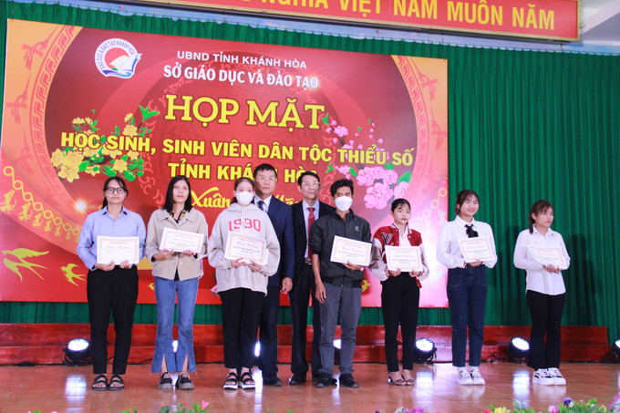 Tặng thưởng cho các em học sinh, sinh viên dân tộc thiểu số có thành tích học tập tốt năm học 2021 - 2022. Ảnh: Phan Sáu - TTXVN Khánh Hòa khen thưởng học sinh, sinh viên người dân tộc thiểu số ảnh 2