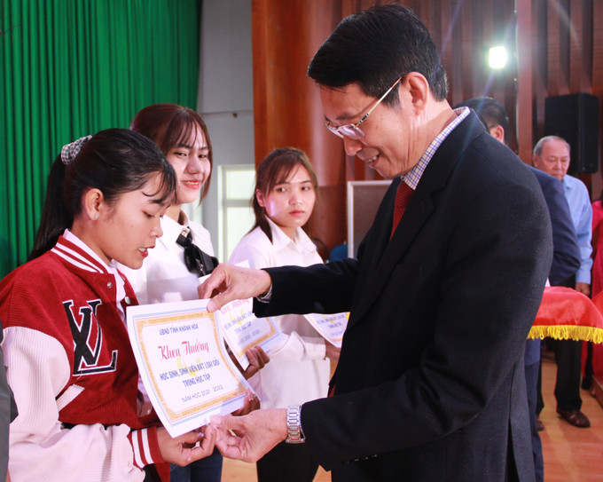 Ông Đinh Văn Thiệu, Phó Chủ tịch UBND tỉnh Khánh Hòa tặng thưởng cho các em học sinh, sinh viên dân tộc thiểu số có thành tích học tập tốt năm học 2021 -2022. Ảnh: Phan Sáu - TTXVN Khánh Hòa khen thưởng học sinh, sinh viên người dân tộc thiểu số ảnh 1