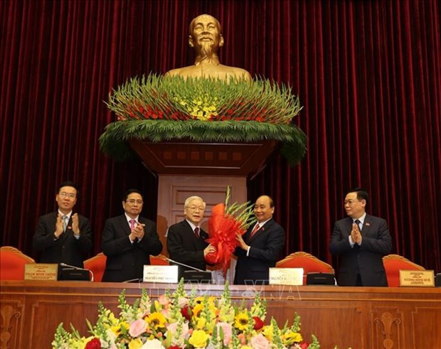 Thay mặt Bộ Chính trị khóa XIII, đồng chí Nguyễn Xuân Phúc, Thủ tướng Chính phủ tặng hoa chúc mừng đồng chí Nguyễn Phú Trọng được tín nhiệm bầu làm Tổng Bí thư Ban Chấp hành Trung ương Đảng Cộng sản Việt Nam khóa XIII. Ảnh: Trí Dũng –TTXVN Danh sách Ủy viên Bộ Chính trị khóa XIII ảnh 1