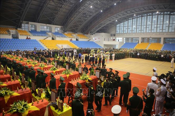 Lễ viếng và truy điệu 22 liệt sỹ Đoàn Kinh tế Quốc phòng 337. Ảnh: Hồ Cầu-TTXVN Lễ viếng và truy điệu 22 cán bộ, chiến sĩ Đoàn Kinh tế - Quốc phòng 337 hy sinh khi giúp dân khắc phục hậu quả mưa lũ ảnh 4