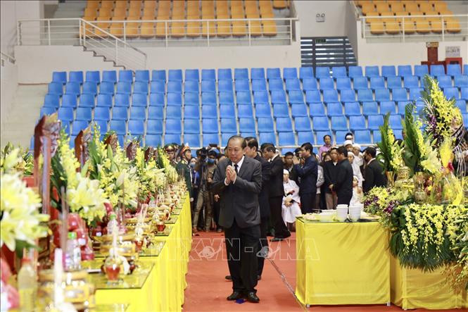 Phó Thủ tướng Thường trực Chính phủ Trương Hòa Bình dẫn đầu đoàn đại biểu vào viếng các liệt sỹ. Ảnh: Hồ Cầu-TTXVN Lễ viếng và truy điệu 22 cán bộ, chiến sĩ Đoàn Kinh tế - Quốc phòng 337 hy sinh khi giúp dân khắc phục hậu quả mưa lũ ảnh 3