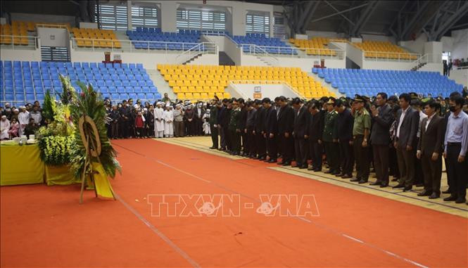 Lễ viếng và truy điệu 22 liệt sỹ Đoàn Kinh tế Quốc phòng 337. Ảnh: Hồ Cầu-TTXVN Lễ viếng và truy điệu 22 cán bộ, chiến sĩ Đoàn Kinh tế - Quốc phòng 337 hy sinh khi giúp dân khắc phục hậu quả mưa lũ ảnh 2