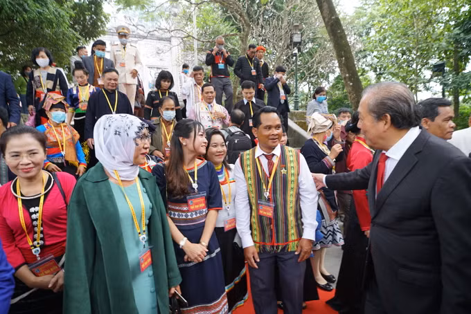 Đoàn đại biểu dự Đại hội đại biểu toàn quốc các dân tộc thiểu số Việt Nam lần thứ II dâng hương tưởng niệm các Vua Hùng ảnh 6
