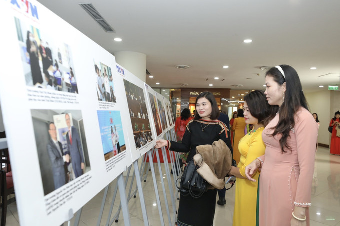 Đại biểu tham quan trưng bày những hình ảnh tiêu biểu về ngành giáo dục và đào tạo, do TTXVN thực hiện. Ảnh: Minh Quyết - TTXVN Bốn cơ quan báo chí chủ lực gặp mặt, tri ân cán bộ, nhà giáo ngành giáo dục ảnh 4