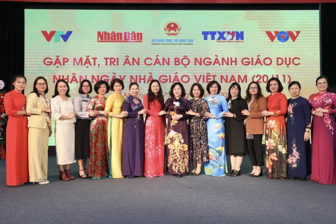 Các cán bộ quản lý, nhà giáo tham dự buổi gặp mặt. Ảnh: Minh Quyết - TTXVN Bốn cơ quan báo chí chủ lực gặp mặt, tri ân cán bộ, nhà giáo ngành giáo dục ảnh 6