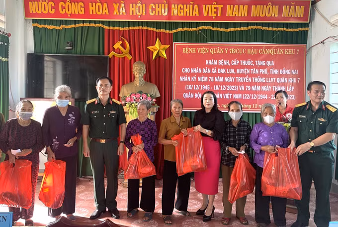 Khám bệnh, tặng quà cho người cao tuổi, dân tộc thiểu số ở Đồng Nai ảnh 2