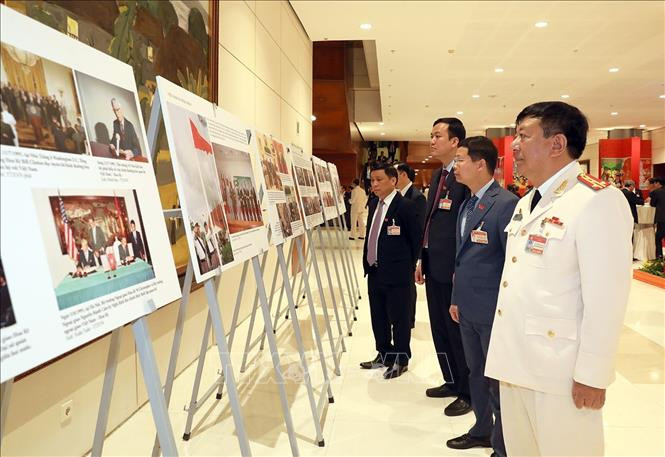 Các đại biểu xem Trưng bày ảnh “Vững bước dưới cờ Đảng quang vinh” của TTXVN tại Đại hội XIII của Đảng. Ảnh: TTXVN Một số hình ảnh trong ngày đầu Đại hội đại biểu toàn quốc lần thứ XIII của Đảng ảnh 14