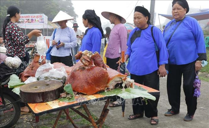 Thịt lợn quay là món ăn đặc sản địa phương không thể thiếu được giới thiệu, bày bán tại liên hoan. Ảnh: Quang Duy - TTXVN Khai mạc Liên hoan du lịch Mẫu Sơn năm 2020 ảnh 3