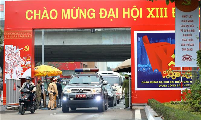 Lực lượng an ninh kiểm tra toàn bộ các phương tiện vào Trung tâm Hội nghị Quốc gia. Ảnh: TTXVN Một số hình ảnh trước giờ khai mạc Đại hội đại biểu toàn quốc lần thứ XIII của Đảng ảnh 4