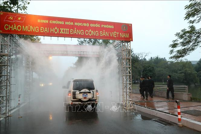 Phun khử khuẩn các phương tiện vào Trung tâm Hội nghị Quốc gia. Ảnh: TTXVN Một số hình ảnh trước giờ khai mạc Đại hội đại biểu toàn quốc lần thứ XIII của Đảng ảnh 2