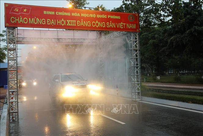 Phun khử khuẩn các phương tiện vào Trung tâm Hội nghị Quốc gia. Ảnh: TTXVN Một số hình ảnh trước giờ khai mạc Đại hội đại biểu toàn quốc lần thứ XIII của Đảng ảnh 1