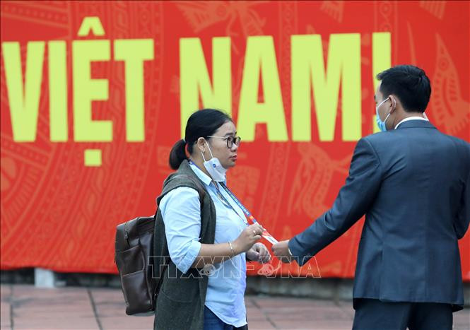 Lực lượng an ninh kiểm tra thẻ tác nghiệp của phóng viên cơ quan báo chí đến tác nghiệp tại Đại hội. Ảnh: TTXVN Một số hình ảnh trước giờ khai mạc Đại hội đại biểu toàn quốc lần thứ XIII của Đảng ảnh 6