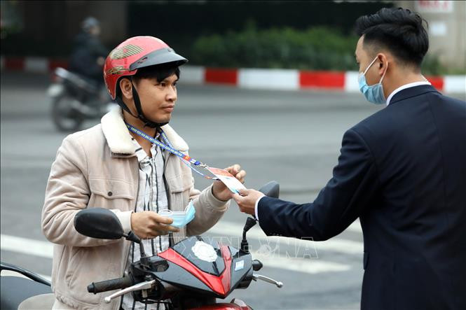 Lực lượng an ninh kiểm tra thẻ khi vào Trung tâm Hội nghị Quốc gia. Ảnh: TTXVN Một số hình ảnh trước giờ khai mạc Đại hội đại biểu toàn quốc lần thứ XIII của Đảng ảnh 5