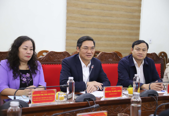 Phó Bí thư Tỉnh ủy Nghệ An Hoàng Nghĩa Hiếu (giữa) phát biểu tại buổi làm việc với Tổng Giám đốc TTXVN. Ảnh: Xuân Tiến - TTXVN Phó Bí thư Tỉnh ủy Nghệ An Hoàng Nghĩa Hiếu (giữa) phát biểu tại buổi làm việc với Tổng Giám đốc TTXVN. Ảnh: Xuân Tiến - TTXVN