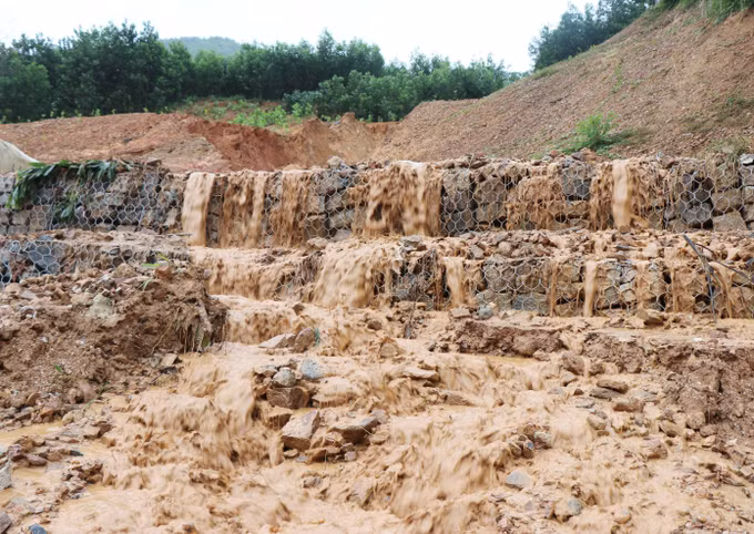 Quảng Ngãi khẩn trương khắc phục sạt lở, đảm bảo lưu thông thông suốt ảnh 1