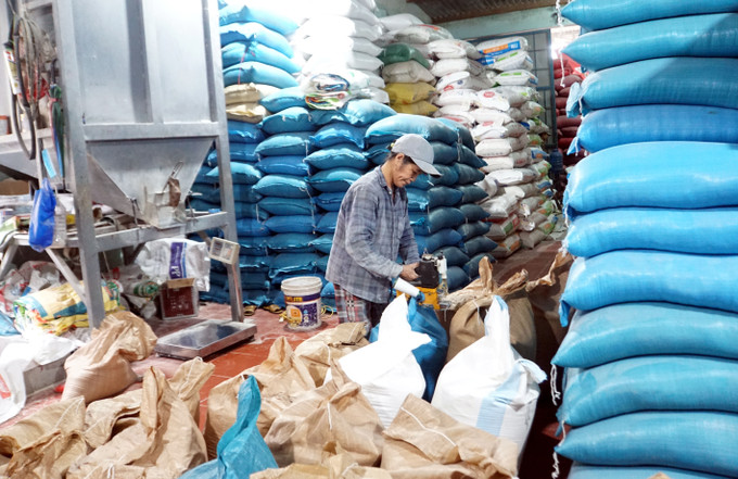 Cơ sở xay xát và thu mua nông sản Huy Hoàng (thôn Trà Đình 1, xã Quế Phú, huyện Quế Sơn, tỉnh Quảng Nam) của ông Đồng Phước Tào. Ảnh: Trịnh Bang Nhiệm - TTXVN Đồng Phước Tào - Gương nông dân giỏi làm kinh tế ảnh 2