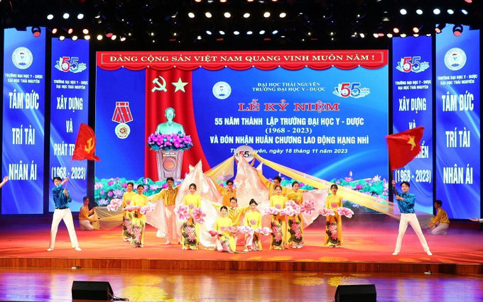 Lễ kỷ niệm 55 năm thành lập Trường Đại học Y – Dược, Đại học Thái Nguyên. Ảnh: Thu Hằng-TTXVN Xây dựng Trường Đại học Y - Dược Thái Nguyên thành trường trọng điểm, đào tạo nguồn nhân lực y tế chất lượng cao ảnh 3