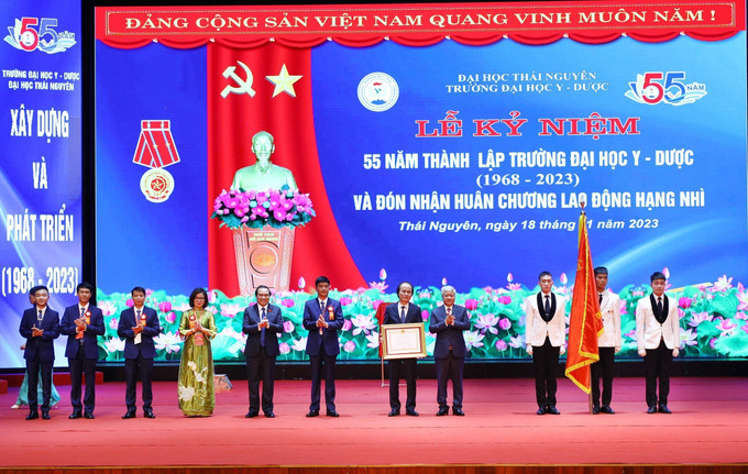 Chủ tịch Uỷ ban Trung ương Mặt trận Tổ quốc Việt Nam Đỗ Văn Chiến trao Huân chương Lao động hạng Nhì cho tập thể Trường Đại học Y – Dược, Đại học Thái Nguyên. Ảnh: Thu Hằng-TTXVN Xây dựng Trường Đại học Y - Dược Thái Nguyên thành trường trọng điểm, đào tạo nguồn nhân lực y tế chất lượng cao ảnh 1