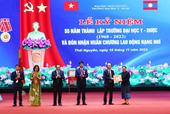 Đại diện Đại sứ quán Lào tại Việt Nam trao tặng Huân chương Hữu nghị cho tập thể nhà trường. Ảnh: Thu Hằng-TTXVN Xây dựng Trường Đại học Y - Dược Thái Nguyên thành trường trọng điểm, đào tạo nguồn nhân lực y tế chất lượng cao ảnh 2