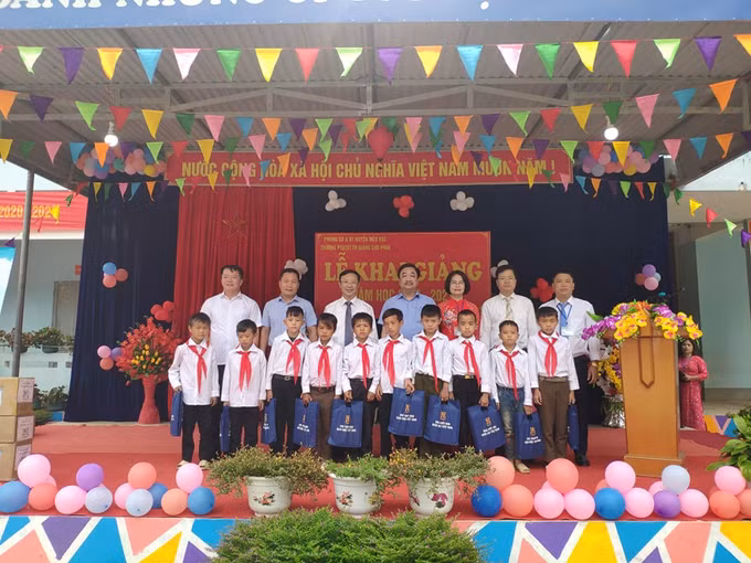 Nhà xuất bản Giáo dục Việt Nam tặng SGK cho trẻ em có hoàn cảnh khó khăn tại tỉnh Hà Giang ảnh 2