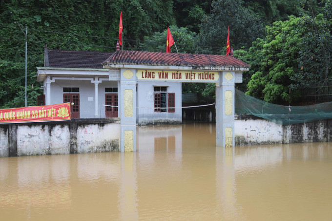Nhà văn hóa trên địa bàn xã Châu Hội (huyện Quỳ Châu) bị ngập sâu hơn 1m từ rạng sáng.Ảnh: Xuân Tiến - TTXVN Nghệ An tập trung khắc phục hậu quả thiên tai, đảm bảo an toàn cho người dân bị cô lập do mưa lũ ảnh 2