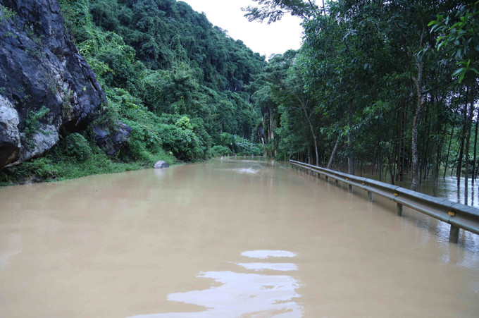Một điểm trên Quốc lộ 48 nối với huyện miền núi Quế Phong ngập sâu do nước lũ dâng cao khiến giao thông bị tê liệt. Ảnh: Xuân Tiến - TTXVN Nghệ An tập trung khắc phục hậu quả thiên tai, đảm bảo an toàn cho người dân bị cô lập do mưa lũ ảnh 1