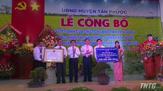 Đại diện UBND tỉnh Tiền Giang trao Bằng công nhận xã Thạnh Hòa đạt chuẩn nông thôn mới nâng cao. Ảnh: thtg.vn Niềm vui ở Thạnh Hòa - Xã nông thôn mới nâng cao đầu tiên của huyện Tân Phước ảnh 1