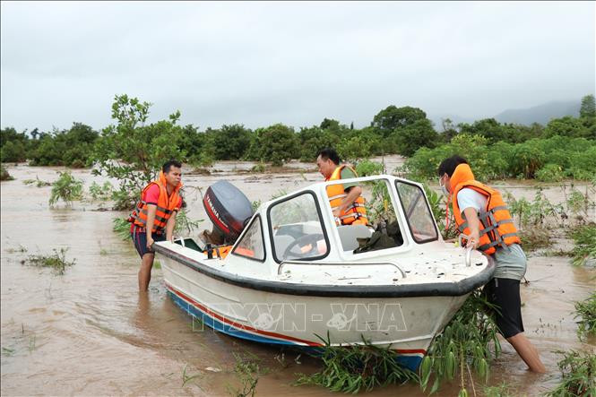 Lực lượng công an huy động ca nô ứng cứu người bị cô lập trong các tròi rẫy của xã Cư Kbang. Ảnh: Tuấn Anh – TTXVN Mưa lớn gây ngập lụt cục bộ tại huyện Ea Súp ảnh 2