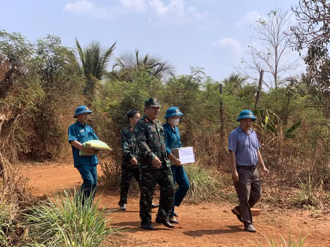 Quân - dân đoàn kết xây dựng nông thôn mới ở Gia Lai ảnh 4