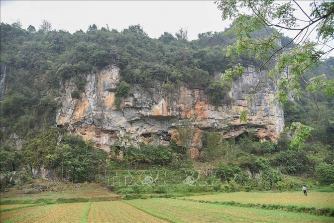 Đoàn khảo sát Di chỉ Thẩm Hai - Thẩm Khuyên, thuộc dãy núi đá vôi Điềm He, huyện Bình Gia, tỉnh Lạng Sơn. Ảnh: TTXVN phát Xem xét dự thảo đề án thành lập và phát triển Công viên địa chất toàn cầu tỉnh Lạng Sơn ảnh 6