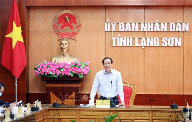 Phó Chủ tịch Thường trực UBND tỉnh Lạng Sơn Dương Xuân Huyên, Trưởng Ban Chỉ đạo xây dựng Công viên địa chất toàn cầu tỉnh Lạng Sơn, phát biểu tại cuộc họp. Ảnh: Anh Tuấn – TTXVN Xem xét dự thảo đề án thành lập và phát triển Công viên địa chất toàn cầu tỉnh Lạng Sơn ảnh 2