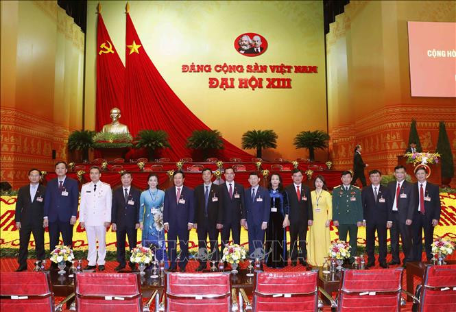 Các đại biểu chụp ảnh chung trước giờ khai mạc phiên họp trù bị. Ảnh: TTXVN Một số hình ảnh trong ngày đầu Đại hội đại biểu toàn quốc lần thứ XIII của Đảng ảnh 15