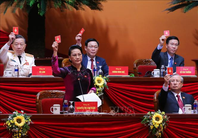 Đoàn Chủ tịch biểu quyết thông qua danh sách Ban Thẩm tra tư cách đại biểu. Ảnh: TTXVN Một số hình ảnh trong ngày đầu Đại hội đại biểu toàn quốc lần thứ XIII của Đảng ảnh 23