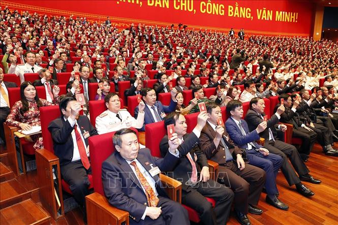 Các đại biểu biểu quyết thông qua Quy chế làm việc của Đại hội. Ảnh: TTXVN Một số hình ảnh trong ngày đầu Đại hội đại biểu toàn quốc lần thứ XIII của Đảng ảnh 24