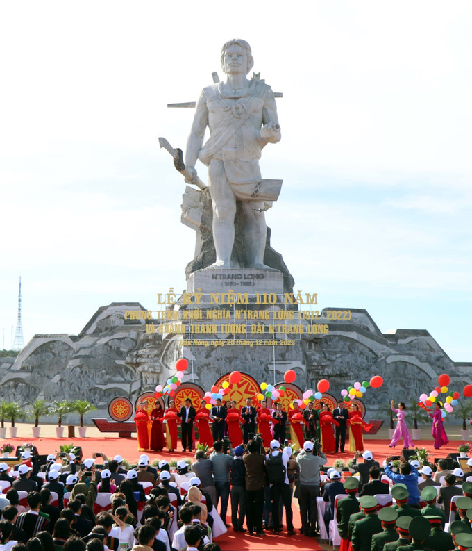 Khánh thành tượng đài Anh hùng dân tộc N’Trang Lơng. Ảnh: Hưng Thịnh - TTXVN Công trình tượng đài anh hùng dân tộc N’Trang Lơng - Địa chỉ đỏ giáo dục tinh thần yêu nước ảnh 2