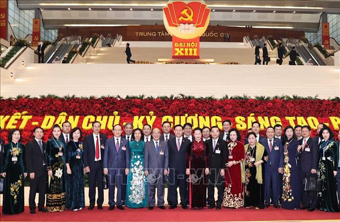 Chủ tịch Quốc hội Nguyễn Thị Kim Ngân, nguyên Chủ tịch Quốc hội Nguyễn Sinh Hùng chụp ảnh chung với Đoàn đại biểu Đảng bộ Thành phố Hà Nội dự Đại hội XIII của Đảng. Ảnh: TTXVN Một số hình ảnh trước giờ khai mạc Đại hội đại biểu toàn quốc lần thứ XIII của Đảng ảnh 15