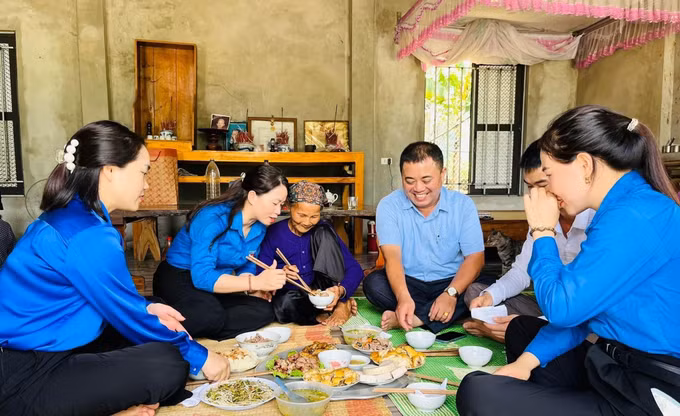 “Bữa cơm tri ân” thân tình tại nhà mẹ Đàm Thị Hội (là mẹ liệt sĩ) thôn Chi Thiết, xã Chi Thiết huyện Sơn Dương, Tuyên Quang. Ảnh: Thu Huyền