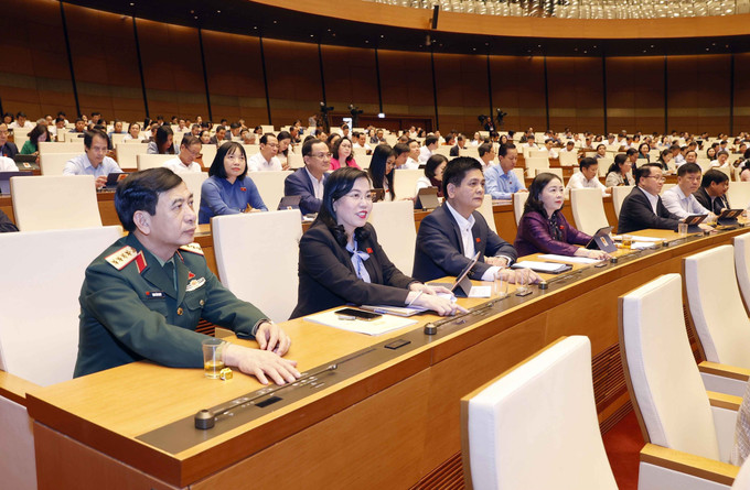 Đoàn đại biểu Quốc hội tỉnh Bến Tre biểu quyết. Ảnh: Doãn Tấn - TTXVN Quốc hội thông qua Luật Lực lượng tham gia bảo vệ an ninh, trật tự ở cơ sở ảnh 2